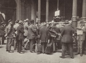 Hyperinflation in der Weimarer Republik: Mitglieder der Öffentlichkeit stehen vor der Reichsbank in Berlin mit Koffern, um ihr Geld zu transportieren, Juli 1923 von Photographer German