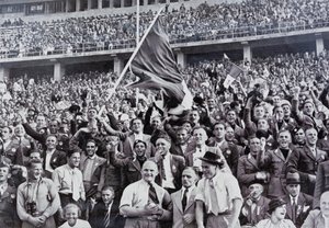 Italienische Fans unterstützen ihre Athleten im Stadion bei den Olympischen Spielen, Berlin, Deutschland von Photographer German