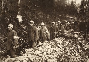 Italienische Gefangene in Tolmin, zurückgeführt durch ihre eigenen Stellungen am ersten Tag der Schlacht, 24. Oktober 1917 (s/w Foto) von Photographer German
