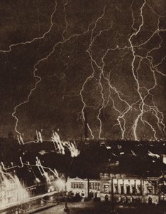 Blitze über der Stadt Leipzig, Deutschland, während eines Gewitters