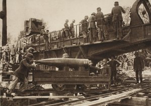 Laden der 38cm Kanone (s/w Foto)