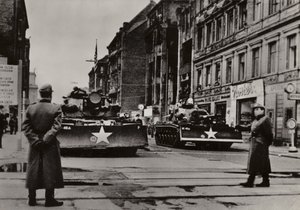 Besonders schwere Provokationen wurden zwischen dem 24. und 28. Oktober 1961 gestartet, als schwer bewaffnete US-Soldaten, unterstützt von Panzern, wiederholt die Staatsgrenze der Deutschen Demokratischen Republik verletzten (s/w Foto)