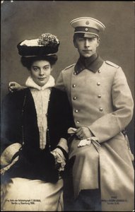 Prinzessin Cecilie mit Prinz Wilhelm, Mantel und Hut von Photographer German
