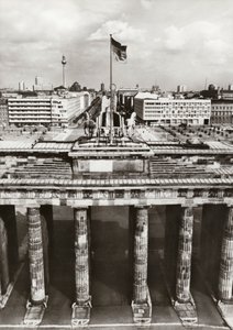 Geschützt durch sichere Grenzen geht der Aufbau der Hauptstadt der DDR weiter (s/w Foto) von Photographer German