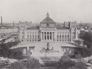 Reichstagsgebäude und Bismarck-Denkmal von Photographer German