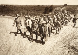 Rumänische Gefangene kommen von der Schlacht bei Focsani (s/w Foto) von Photographer German