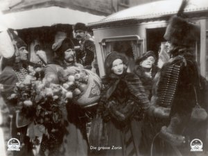 Szene aus dem Film "Die scharlachrote Kaiserin" mit Marlene Dietrich