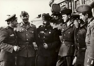 Die Soldaten der Nationalen Volksarmee pflegen enge Freundschaft mit den Soldaten der Sowjetarmee von Photographer German