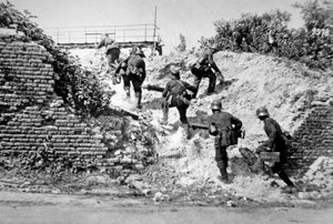 Deutsche Maschinengewehrabteilung des Ersten Weltkriegs rückt während der Schlacht an der Aisne vor