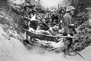 Deutsche Soldaten des Ersten Weltkriegs tragen einen verwundeten Kameraden auf einer improvisierten Trage, in der Nähe von Soissons, Juni 1918
