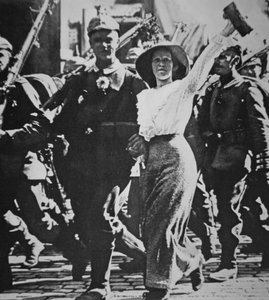Deutsche Truppen des Ersten Weltkriegs marschieren in den Krieg, ihre Uniformen und Gewehre mit Blumen der jubelnden Menge geschmückt