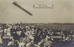 Zeppelin LZ III fliegt über Berlin von Photographer German