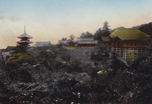 Japan, ca. 1912: Kiyomizu-Tempel, bekannt für seine hängende Bühne am Rand des Abgrunds und eine Aussicht auf Kyoto von Photographer Japanese