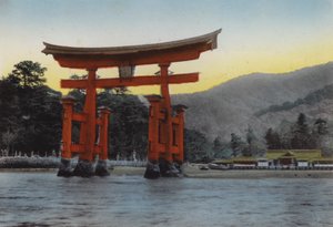 Japan, ca. 1912: Die heilige Insel Miyajima im Binnenmeer, eine der drei bekanntesten Szenen Japans; Der Tempel wurde hier im 12. Jahrhundert von Kiyomori errichtet (Foto) von Photographer Japanese