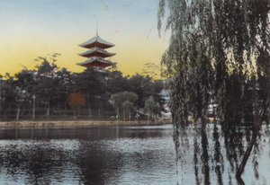 Japan, ca. 1912: Blick auf die Pagode in Nara vom Sarusawa-Teich