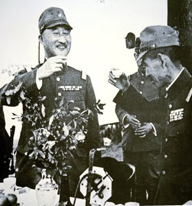 Japanische Generäle Terauchi und Hata stoßen mit Sake auf den Fall von Hsuchow, China im Mai an