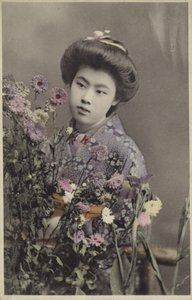 Japanisches Mädchen mit Blumen