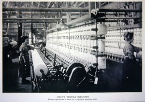 Frauen bei der Arbeit in einer japanischen Spinnerei von Photographer Japanese