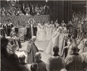 Herzogin Mary, mit ihrer Krone, die Königin Elizabeth II. bei der Krönung huldigt