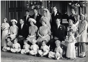 Gruppenhochzeitsfoto von Lord Hartington und Amanda mit Ihrer Majestät der Königin und der Königinmutter, 28. Juni 1967
