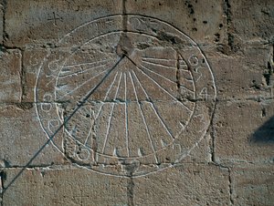 Sonnenuhr, Detail von der Kirche Santa Maria la Major, Montblanc, Katalonien. Detail. Spanien