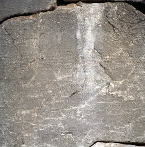 Wand mit Inschriften nahe dem Tempel des Apollo, Delphi (UNESCO-Welterbeliste)