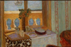 Interieur mit Balkon / Helles Interieur / Frau am Fenster / Offenes Fenster zum Meer (Antibes) von Pierre Bonnard