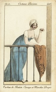 Frau auf dem Balkon im Theater mit Opernglas