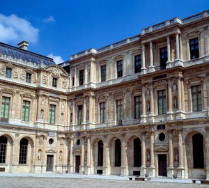 Architektur: Blick auf den quadratischen Innenhof im Louvre. Realisiert von Pierre Lescot (1515-1578) von Pierre Lescot