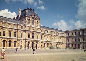 Die Henri II Fassade im Cour Carree von Pierre Lescot