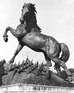 Pferd mit einer Egge, vor dem ersten Palast von Trocadero, gebaut für die Weltausstellung 1878, 1878