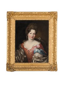 Porträt von Madame Valentinous, Halbfigur, in einem rot bestickten Kleid mit blau-grauem Umhang