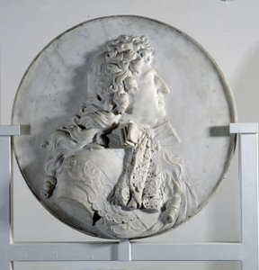 Flachrelief, das Ludwig XIV. (1638-1715) im Medaillon darstellt (Marmor) von Pierre Puget