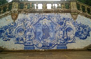Dekoratives Paneel zeigt die Jungfrau Maria, die die Schlange zertritt, Lamego, Portugal. 1738