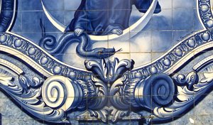 Detail eines dekorativen Panels, das die Jungfrau Maria zeigt, wie sie die Schlange zertritt, Lamego, Portugal. 1738