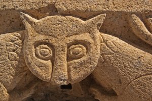 Detail eines zoomorphen Kapitells von einer der ursprünglichen Säulen. (Granit)
