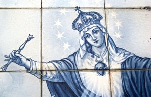 Detail der Jungfrau Maria von einem dekorativen Panel, das sie zeigt, wie sie die Schlange zertritt, Lamego, Portugal. 1738