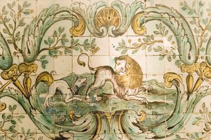 Majolika-Fliesen, die einen Hund zeigen, der einen Löwen jagt, aus dem Jagdzimmer im Palacio da Praia, Belem, ca. 1680 von Portuguese School