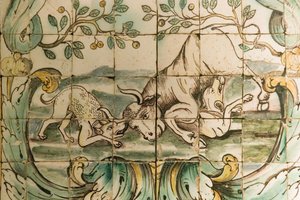 Majolika-Fliesen, die Hunde zeigen, die einen Stier angreifen, aus dem Jagdzimmer im Palacio da Praia, Belem, ca. 1680 von Portuguese School