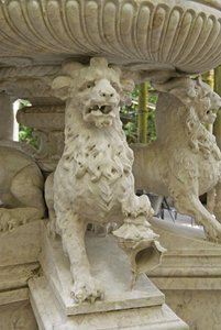 Mythische gehörnte Löwen-Atlanten am Sockel eines Brunnens, Quinta da Regalia, Sintra, Portugal ca. 1915