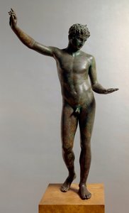 Griechische Kunst: Bronzestatue des „Jünglings von Marathon“ (Ephebe), dargestellt als Hermes, jugendlicher Athlet, zugeschrieben dem Bildhauer Praxiteles (4. Jahrhundert v. Chr.), 460 v. Chr., Dim. 130 cm - Athen, Nationales Archäologisches Museum (Inv. 1 von Praxiteles