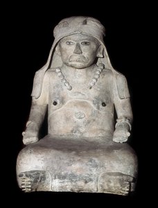 Präkolumbianische Kunst: alte Frau mit Kopfbedeckung. Skulptur aus Veracruz (Mexiko) von Pre Columbian Pre Columbian