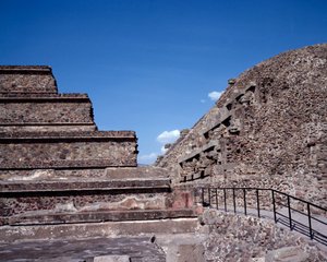 Präkolumbische Zivilisation: Blick auf die Stätte von Teotihuacan (300 v. Chr. - 600 n. Chr.): der Tempel von Quetzalcoatl oder Tempel der gefiederten Schlange. Mexiko von Pre Columbian Pre Columbian