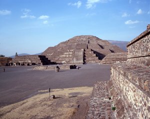 Präkolumbische Zivilisation: Blick auf die Stätte von Teotihuacan: der Tempel (oder Pyramide) des Mondes von Pre Columbian Pre Columbian