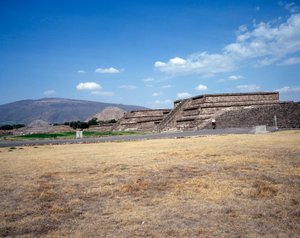 Präkolumbianische Zivilisation: Blick auf die Stätte von Teotihuacan (300 v. Chr. - 600 n. Chr.): der Tempel (oder die Pyramide) der Sonne. Mexiko von Pre Columbian Pre Columbian