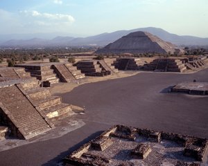 Präkolumbische Zivilisation: Blick auf die Stätte von Teotihuacan (300 v. Chr. - 600 n. Chr.): der Tempel (oder die Pyramide) der Sonne. Mexiko von Pre Columbian Pre Columbian