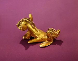 Tairona-Anhänger mit einem doppelköpfigen Tier, 7.-8. Jahrhundert n. Chr.