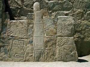 Wand mit Reliefs von Kriegern von Pre Columbian Pre Columbian