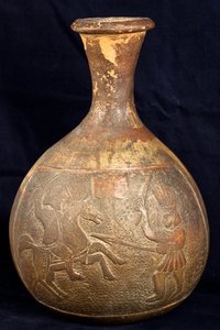 Flasche, die einen Kampf zwischen einem Reiter und einem Krieger zu Fuß darstellt