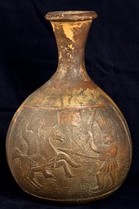 Flasche, die einen Kampf zwischen einem Reiter und einem Krieger zu Fuß darstellt